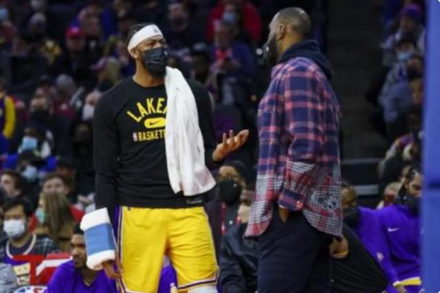 开云官网-詹姆斯将谨慎对待膝盖伤势 湖人三巨头命途多舛