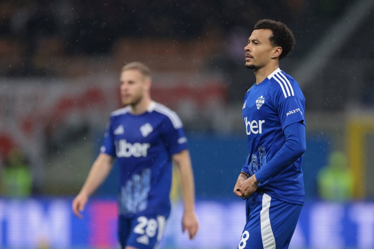 TA：自由球员阿里在热刺的训练基地进行个人训练，保持状态